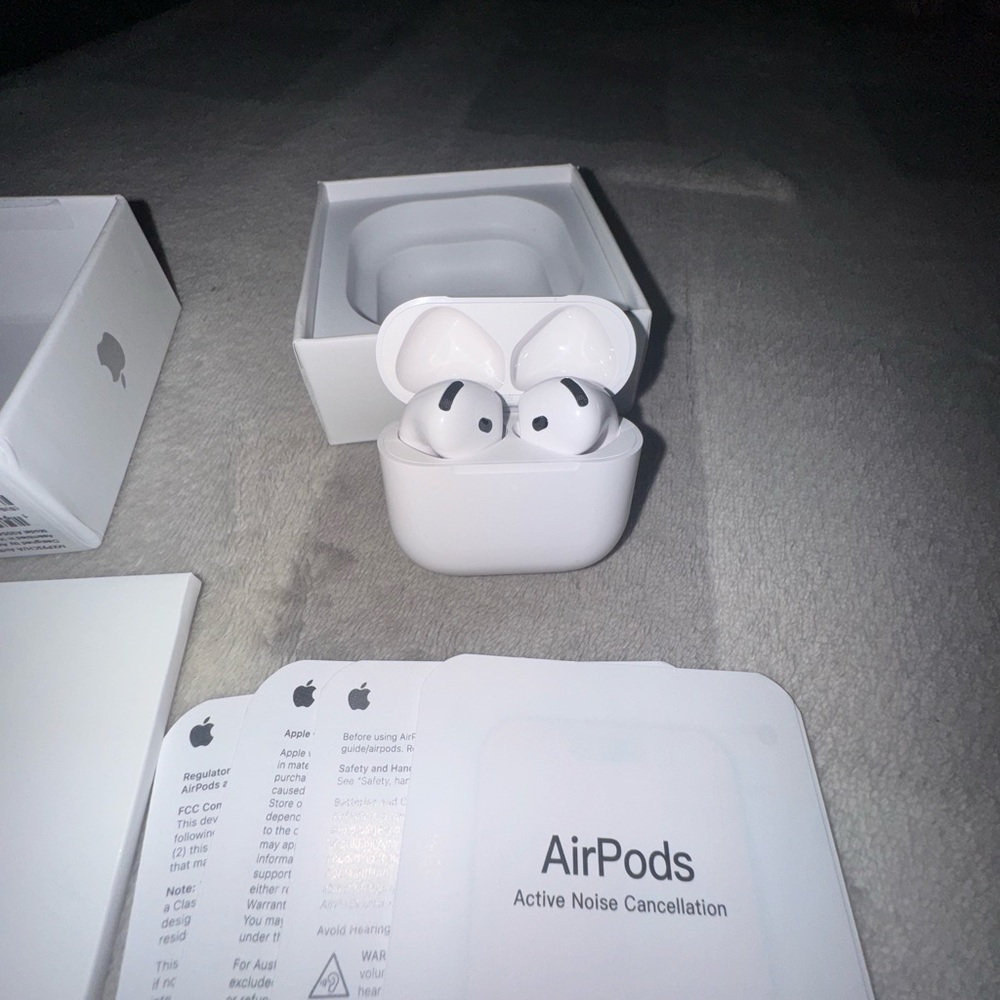 Apple AirPods 4th gen